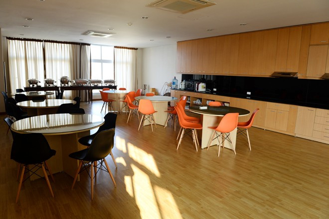 Phòng khách lớn và phòng bếp nhà hàng dành riêng cho sinh viên chuyên ngành khách sạn - nhà hàng thực hành và nghỉ ngơi 