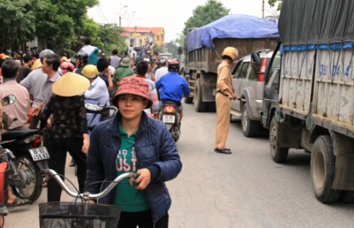 Quốc lộ 45 ách tắc nhiều giờ. Ảnh: Lê Hoàng
