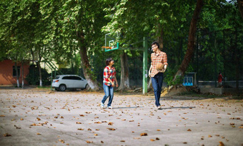 Tuy nhiên, cũng không ít sinh viên phản đối. Họ cho rằng khoảng cách giữa hai cặp đôi này là quá lớn, không tương xứng và rất kỳ lạ.