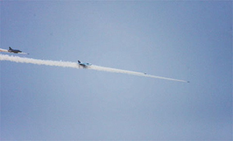 Biên đội Su-22 phóng rocket trong một cuộc diễn tập bắn đạn thật