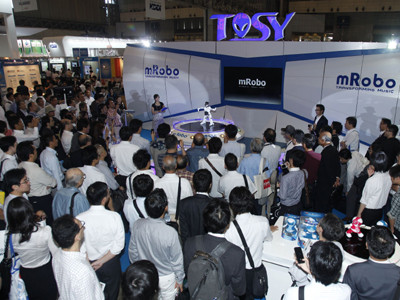 Đông đảo khách tham quan có mặt tại gian hàng TOSY