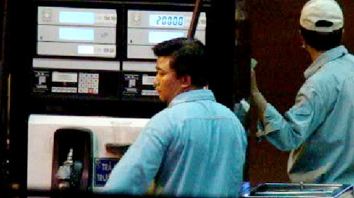 Kết quả lên tới 20.000 đồng - Ảnh trích từ video clip quay tại cây xăng khu vực đối diện chợ Bến Thành, Q.1