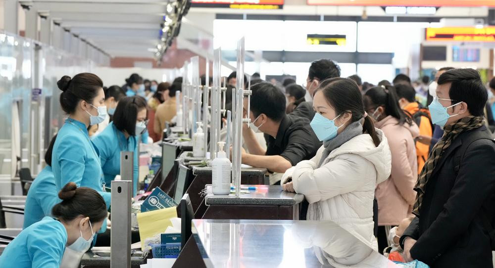 Sau khi tăng cường thêm hàng trăm chuyến bay, hành khách đã có thể vào phía Nam bằng máy bay với giá rẻ hơn những ngày trước. Sau khi tăng cường thêm hàng trăm chuyến bay, hành khách đã có thể vào phía Nam bằng máy bay với giá rẻ hơn những ngày trước.