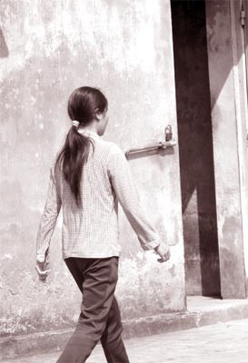 Lan vội vã đi về phòng giam. Lan vội vã đi về phòng giam.