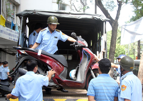 Ông Đoàn Ngọc Hải xuống đường dẹp vỉa hè, kiểm tra PCCC ảnh 1