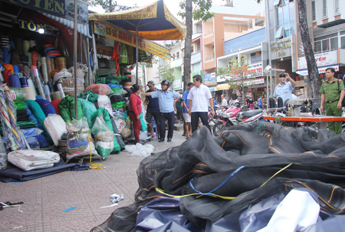 Ông Đoàn Ngọc Hải xuống đường dẹp vỉa hè, kiểm tra PCCC ảnh 2