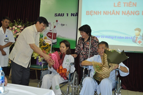 Cảm động lễ ra viện cho hai bệnh nhân 'từ cõi chết trở về' ảnh 1