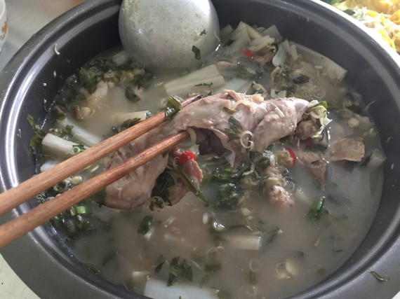 Chuột được làm sạch và chế biến thành các món như: chuột chiên, chuột nướng, chuột quay… đặc biệt là chuột nấu canh chua cơm mẻ nhìn rất hấp dẫn