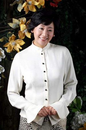 Theo đó, Hong Yeo-jin sinh năm 1958 tại Hàn Quốc, đến năm 1977, gia đình nữ diễn viên di cư sang Mỹ. Bản thân Hong Yeo-jin từng tốt nghiệp đại học California chuyên ngành quản trị kinh doanh.