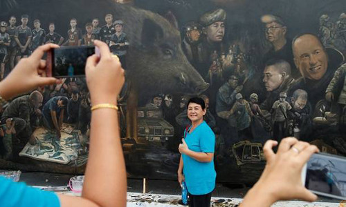 Showbiz 27/7: Xúc động tranh khổng lồ về nhóm giải cứu đội bóng Thái ảnh 2