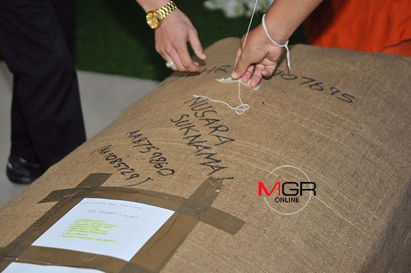 Mẹ á hậu Thái Lan tử nạn vụ máy bay rơi khóc ngất bên di thể con ảnh 12