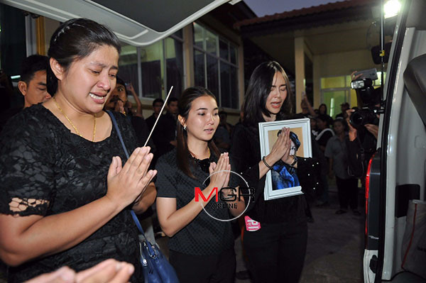 Mẹ á hậu Thái Lan tử nạn vụ máy bay rơi khóc ngất bên di thể con ảnh 2