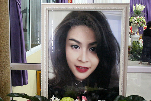 Mẹ á hậu Thái Lan tử nạn vụ máy bay rơi khóc ngất bên di thể con ảnh 6