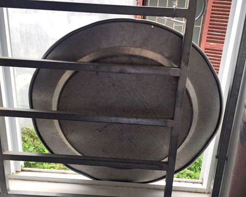 Vợ không cho sắm đồ xịn, chồng chế mâm thành ăng - ten xem World Cup ảnh 1