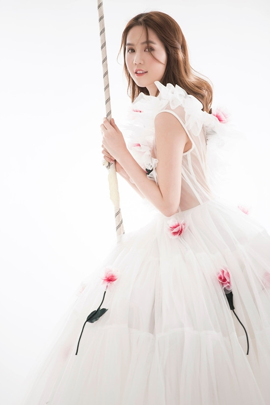 Ngắm Ngọc Trinh sexy hết cỡ với đầm công chúa không nội y ảnh 1