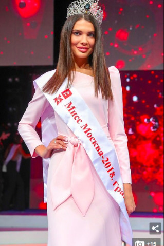 Phần thi bikini rực rỡ như đêm hội Noel của cuộc thi Hoa hậu Nga ảnh 11