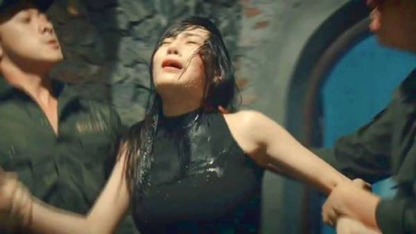 Những cảnh nóng và bạo lực khiến 'Quỳnh búp bê' phải gắn nhãn 18+ ảnh 10