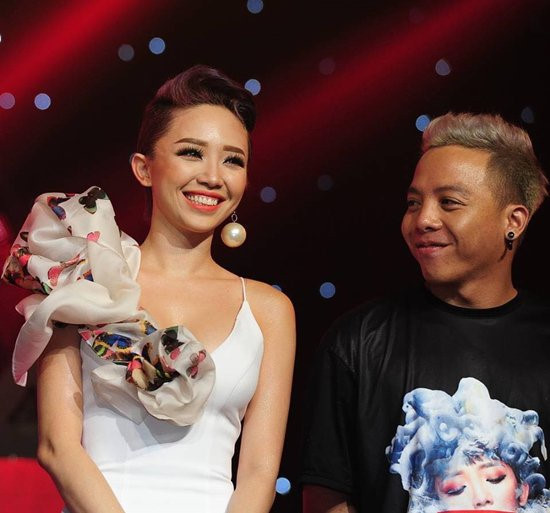 Showbiz 12/8: Lý do bất ngờ khiến Hà Hồ đang hát phải xin dừng ngay ảnh 7