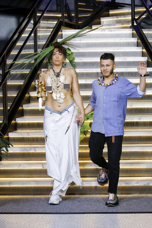 Con gái 'nữ hoàng nhạc Pop' Madonna ngực trần trên sàn diễn ảnh 7