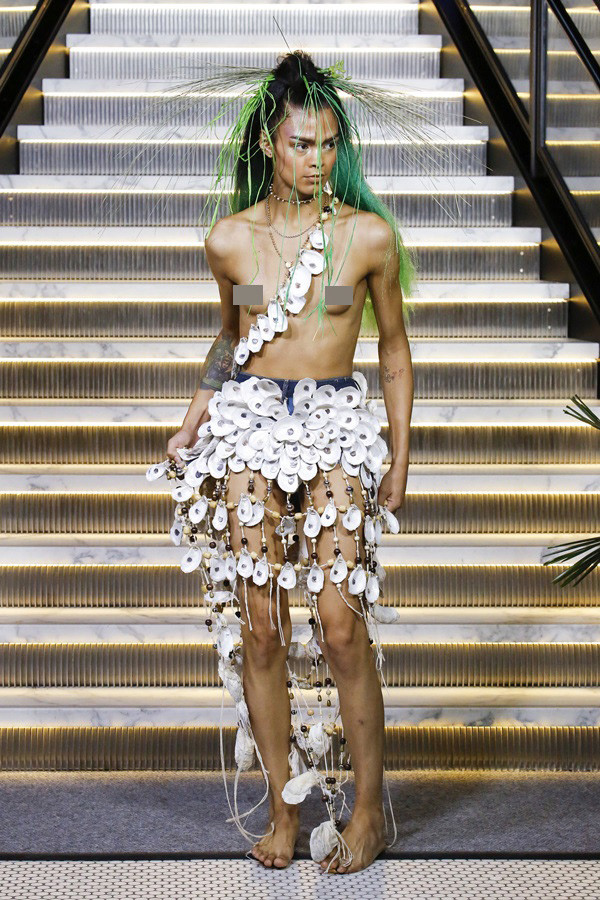 Con gái 'nữ hoàng nhạc Pop' Madonna ngực trần trên sàn diễn ảnh 6