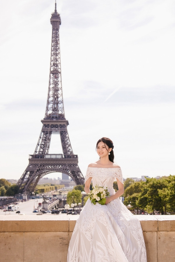 Thanh Tú tên đầy đủ là Ngô Thanh Thanh Tú. Cô sinh năm 1994, tốt nghiệp Học viện Ngoại giao và đạt danh hiệu Á hậu 1 Hoa hậu Việt Nam 2016. Sau cuộc thi nhan sắc, cô hoạt động nhiều với vai trò MC. Cô hiện là BTV của đài truyền hình Việt Nam.