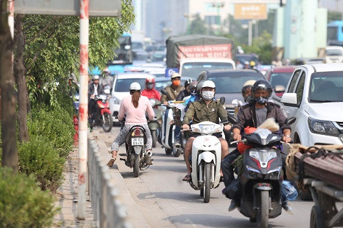 Hà Nội lập rào chắn ngăn dòng người đi xe máy lên vỉa hè ảnh 3