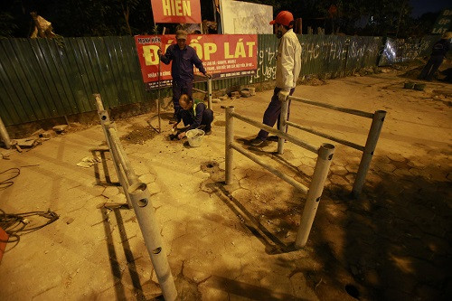 Hà Nội lập rào chắn ngăn dòng người đi xe máy lên vỉa hè ảnh 1