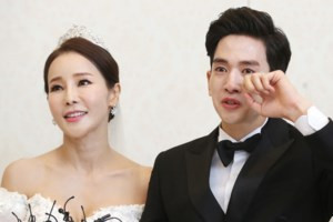 Showbiz 8/7: Tiết lộ bất ngờ về ca sĩ U50 cưới chồng 29? ảnh 1