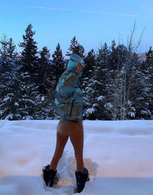 Mặc bikini giữa trời âm 19 độ, chị em 'Kim siêu vòng 3' gây phản cảm ảnh 5