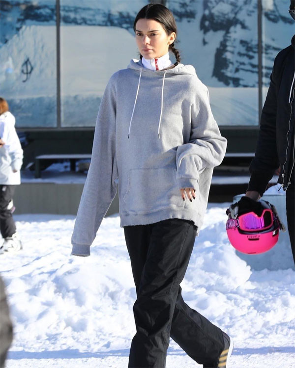 Mặc bikini giữa trời âm 19 độ, chị em 'Kim siêu vòng 3' gây phản cảm ảnh 6