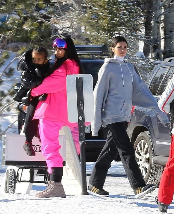 Mặc bikini giữa trời âm 19 độ, chị em 'Kim siêu vòng 3' gây phản cảm ảnh 7