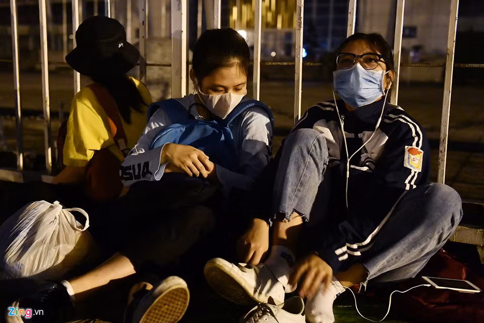 Phần lớn trong số người hâm mộ là các bạn trẻ nên khi vừa bị quát đã sợ hãi nghe theo. Ba cô gái trong ảnh cũng phải dọn về phía sau cách chỗ ngồi ban đầu 100 mét. Khi một người đàn ông bị đuổi xưng là cảnh sát hình sự, anh chàng áo kẻ ngang liền khúm núm nói lời xin lỗi và mong được sự thông cảm.