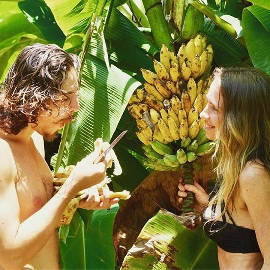 Blogger nổi tiếng Úc bỏ phố thị vào rừng khỏa thân sống cùng bạn trai ảnh 2