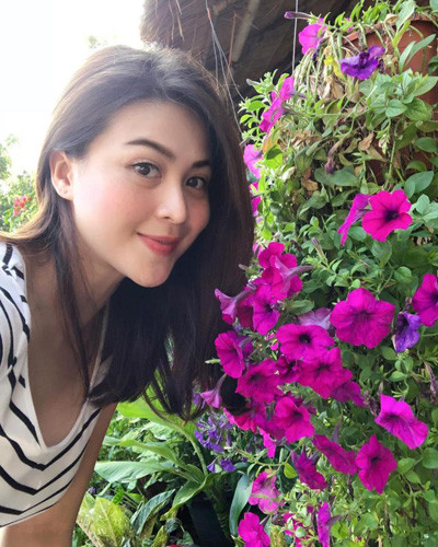 Cô từng tham dự cuộc thi Hoa hậu Hoàn vũ Thái Lan vào năm 2005 và giành được ngôi Á hậu 2 nhờ vào vẻ bề ngoài xinh đẹp, cá tính cùng nụ cười ngọt ngào. Cùng năm đó, cô được cử đi dự Miss Intercontinental nhưng không đoạt giải.