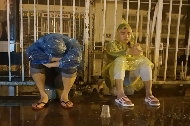 Trèo rào cao, chen nhau méo mặt để săn vé AFF Cup ở Hà Nội ảnh 20