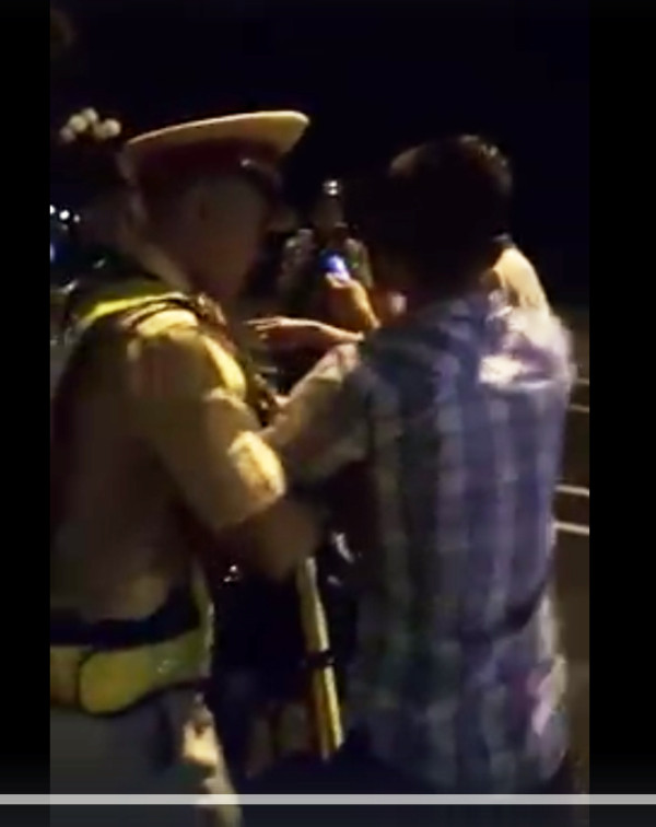 Vụ 'thúc cùi chỏ' làm CSGT té ngửa