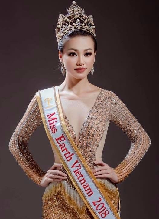 Vào ngày 2/10, Phương Khánh chính thức đại diện Việt Nam tham dự đấu trường Miss Earth 2018 cùng với 89 người đẹp khác đến từ các quốc gia và vùng lãnh thổ trên thế giới. 