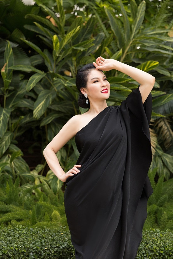 'Đệ nhất mỹ nhân' Thủy Hương trẻ trung, nuột nà ở tuổi 54 ảnh 2