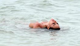 'Bom sex' Anh tiếp tục thoát y trên bãi biển mặc nguy cơ bị bắt giữ ảnh 4