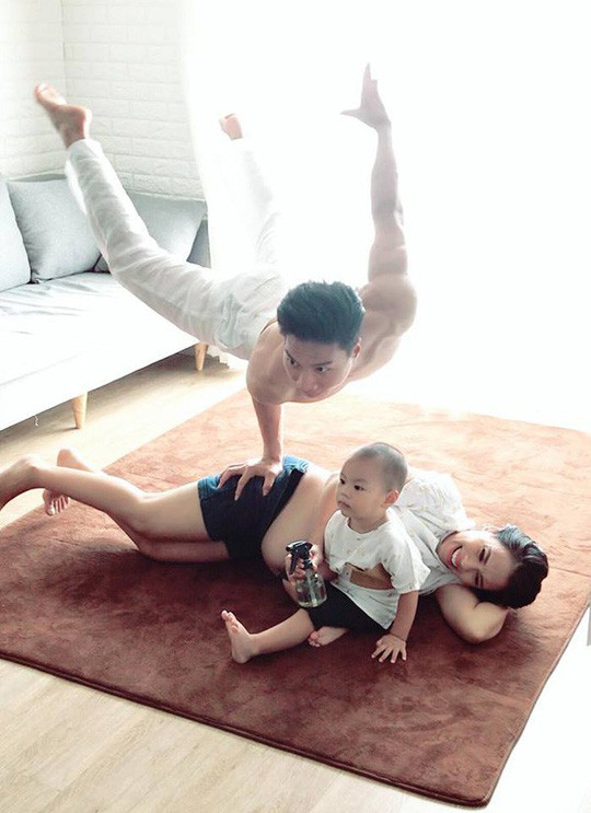 Showbiz 8/10: Vì sao bức ảnh của vợ chồng Quốc Nghiệp gây tranh cãi? ảnh 1