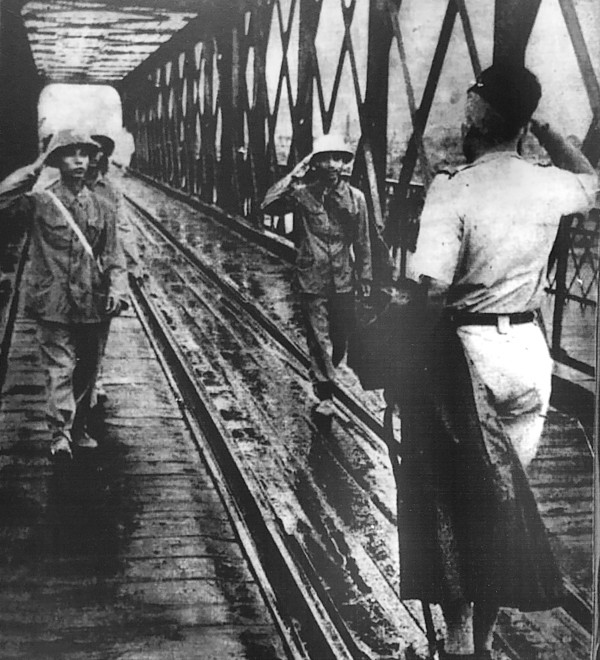 Sĩ quan Pháp chào đón ông Vũ Huy Hậu, Chính trị viên Tiểu đoàn Bình Ca vào Hà Nội tiếp quản trước 35 vị trí quan trọng, sáng 8/10/1954.