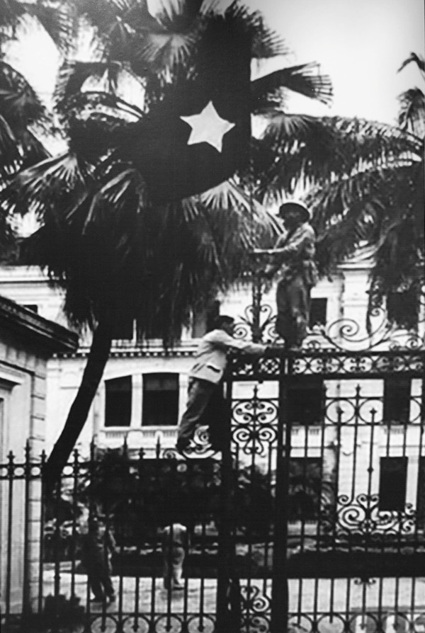 Ngày trở về, việc đầu tiên của Trung đoàn Thủ đô là treo cờ tại các công sở tiếp quản, như Phủ thủ hiến Bắc Việt (nay là Nhà khách Chính phủ).