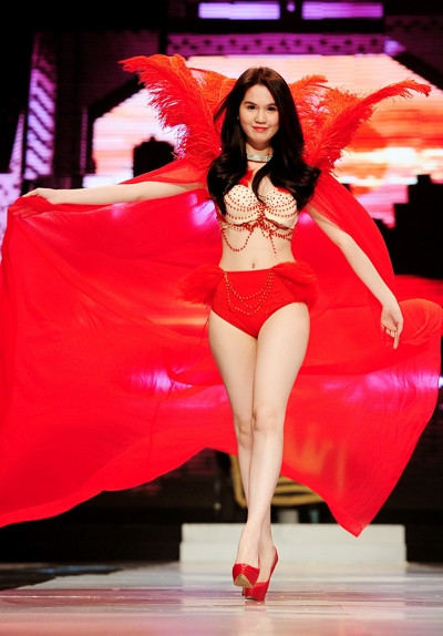 Những sao nào từng bị 'tuýt còi', phạt tiền vì hở hang phản cảm? ảnh 8