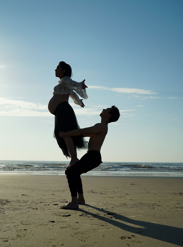 Quốc Nghiệp chống tay lên hông vợ bầu 7 tháng làm xiếc gây tranh cãi ảnh 1