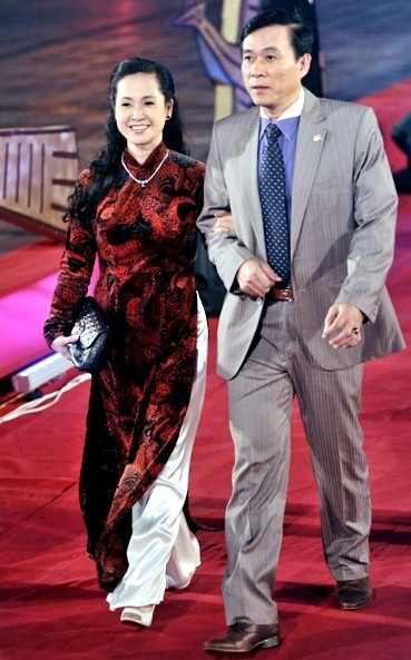 Bất ngờ ảnh 'ngố tàu' cách đây 40 năm của vợ chồng Lan Hương-Đỗ Kỷ ảnh 9