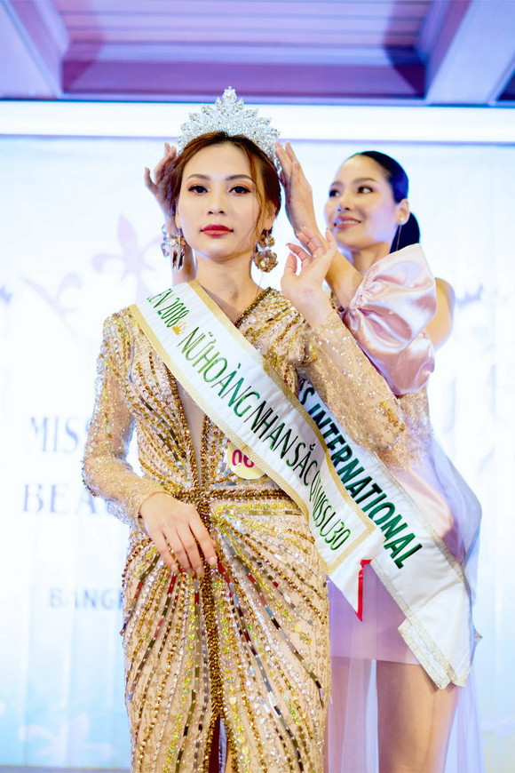 Showbiz 26/7: DJ ngoan hiền gây tranh cãi vì thả rông vòng 1 ảnh 4