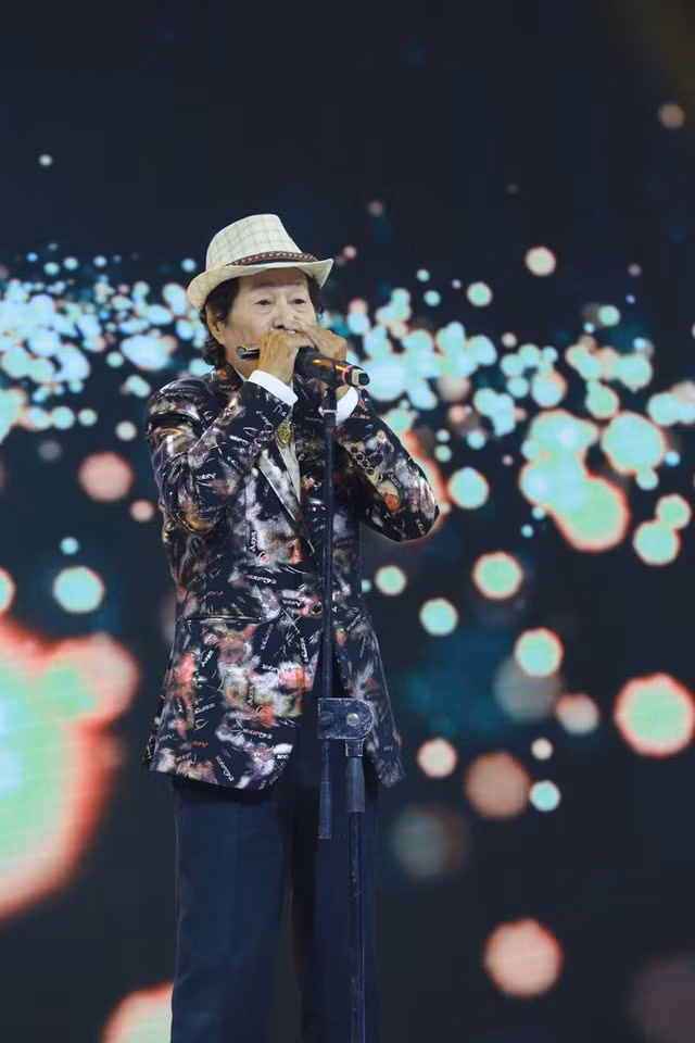 Cụ U90 gây 'sốt' khi vừa thổi kèn harmonica bằng mũi vừa ăn... chuối ảnh 2