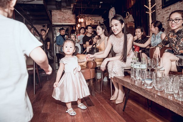 Hàng trăm người tụ tập xem Tuấn Hưng biểu diễn trên ban công quán cafe ảnh 6