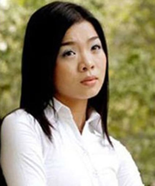 Lệ Quyên sinh năm 1981, tại Hà Nội trong một gia đình giàu truyền thống nghệ thuật khi có cha là văn công và mẹ là nghệ sĩ chèo. Nữ ca sĩ từng thi đỗ vào Nhạc viện Hà Nội nhưng lại chọn theo học Đại học Văn hoá Hà Nội.