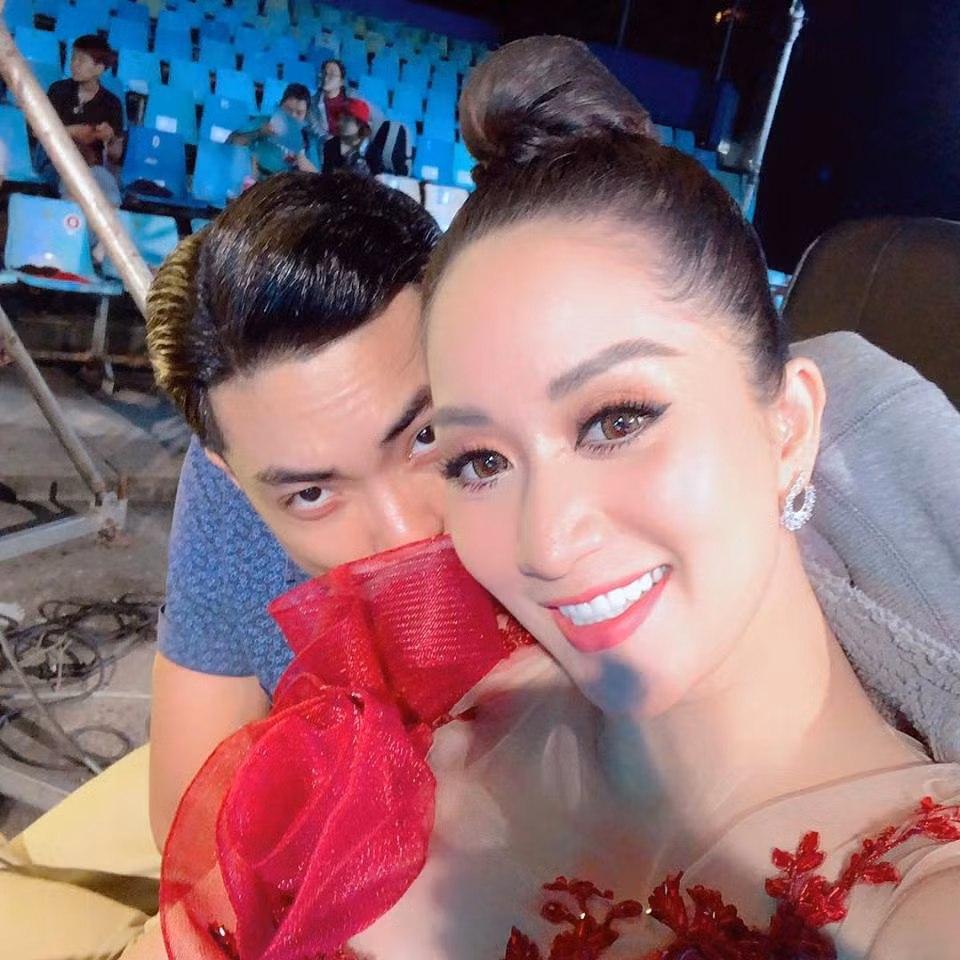 Showbiz 6/7: Mối tình 'ông cháu' của Á hậu 9X lại gây tranh cãi? ảnh 7